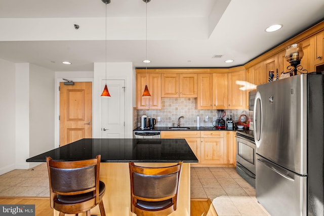 kitchen featuring light wood-type flooring, stainless steel appliances, decorative backsplash, and a kitchen island