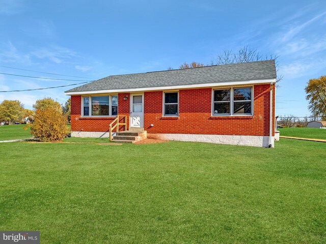 ranch-style house featuring a front lawn