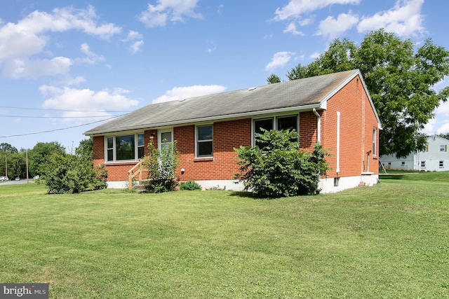 ranch-style home featuring a front yard