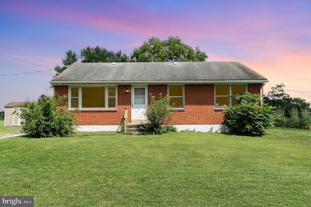 view of front of house featuring a yard