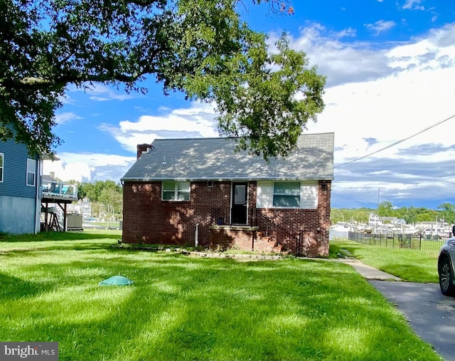 view of front of property with a front lawn