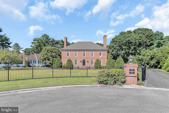 view of front facade featuring a front lawn