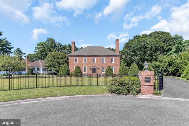 view of front of property featuring a front lawn