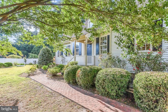 view of front of property featuring a front yard