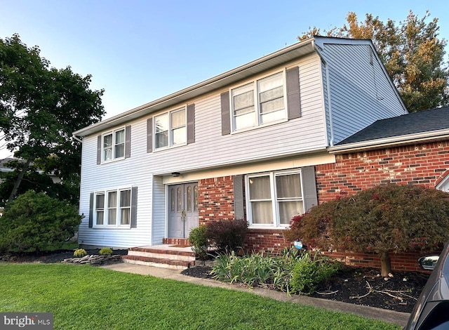 view of front of home featuring a front lawn