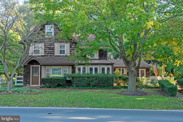 view of front of house with a front yard