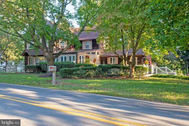 view of front of property with a front lawn