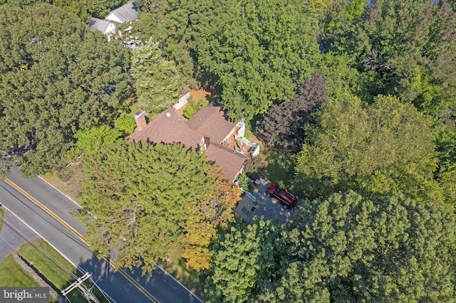 birds eye view of property featuring a forest view