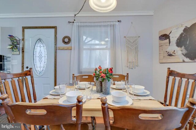 dining room with crown molding