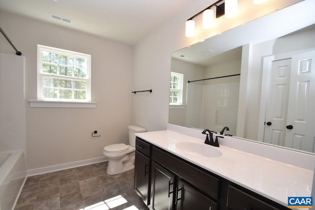 full bath featuring toilet, baseboards, visible vents, and vanity