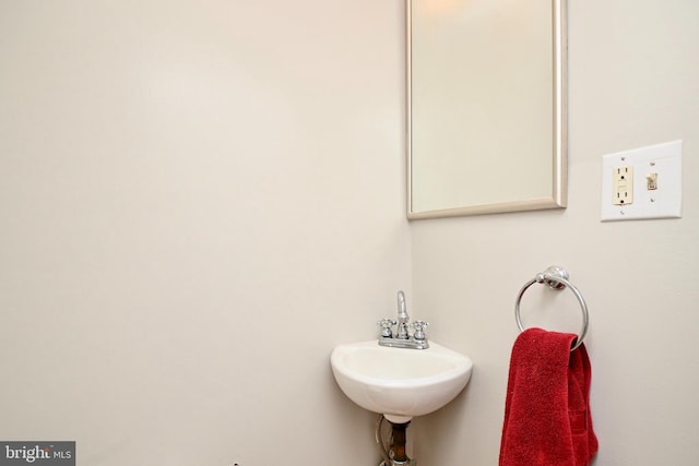 bathroom featuring sink