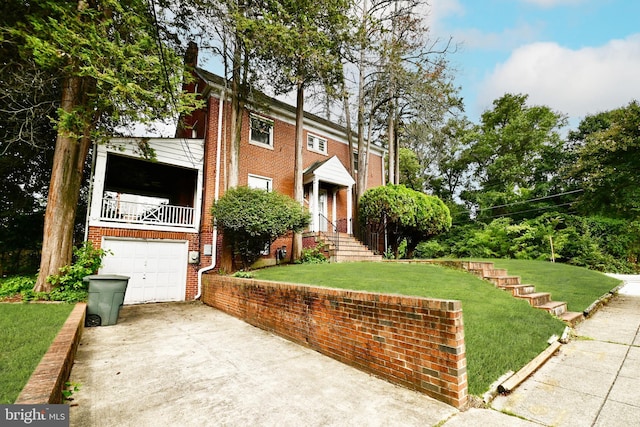 view of front of property featuring a front yard and a garage