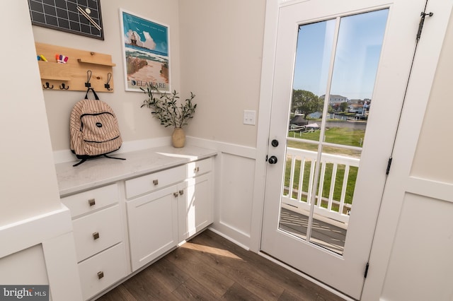 doorway to outside with dark wood-style floors