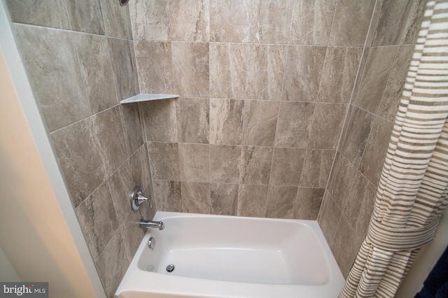 bathroom featuring shower / bath combo