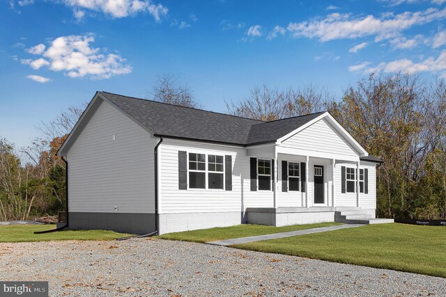 view of front facade featuring a front lawn