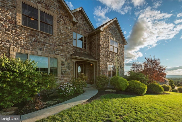 view of front of house with a front lawn