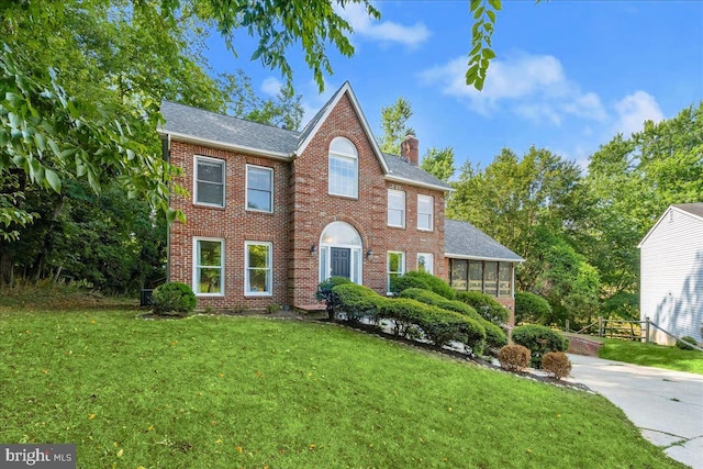 view of front of property featuring a front yard