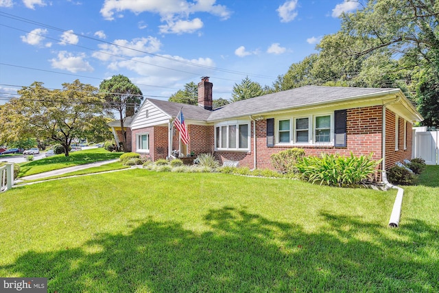 ranch-style house featuring a front lawn