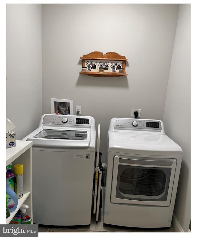 laundry room with washing machine and clothes dryer