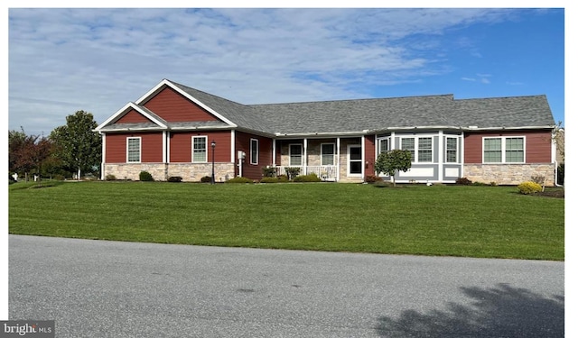 view of front facade featuring a front yard