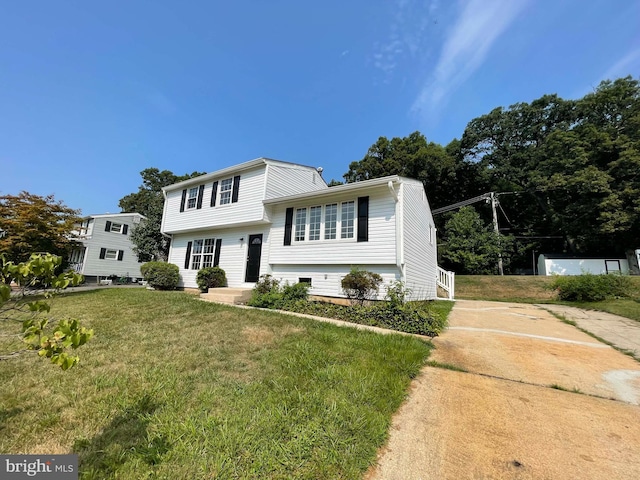 view of front facade with a front lawn