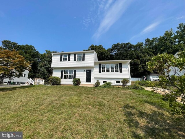 view of front of property featuring a front yard