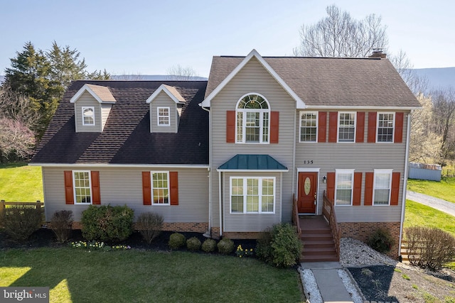 view of front of property featuring a front lawn