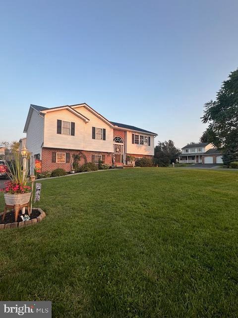 view of front facade featuring a front yard