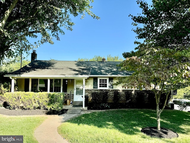 view of front of house featuring a porch and a front lawn