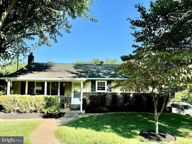 view of front of house featuring a porch and a front lawn