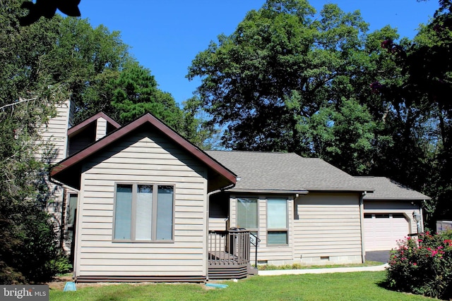 view of front of home with a front yard and a garage