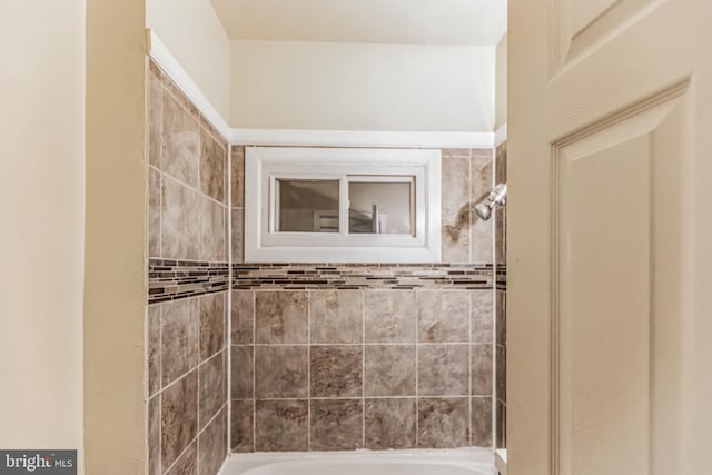 bathroom with tiled shower / bath combo