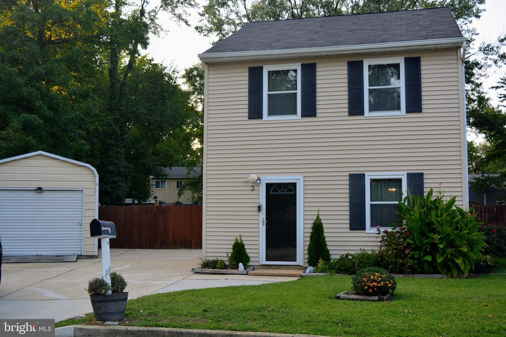 view of front facade featuring a front yard and an outdoor structure