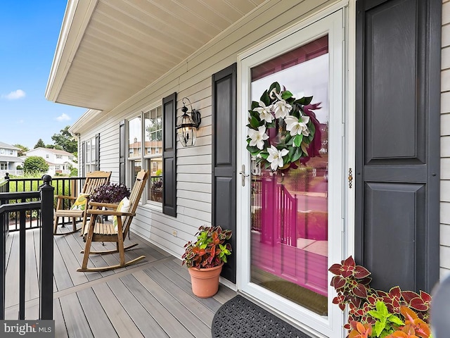 property entrance featuring a porch