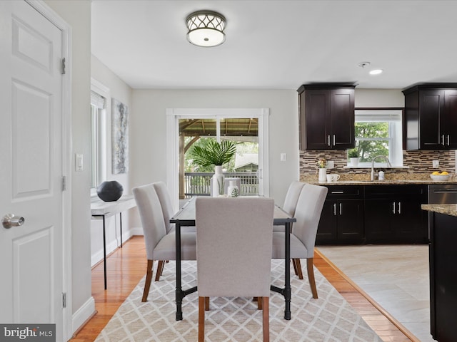 dining space featuring recessed lighting, light wood-style flooring, and baseboards