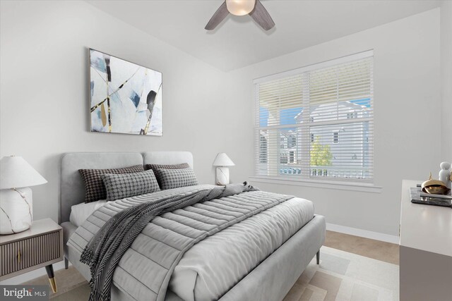 bedroom with ceiling fan