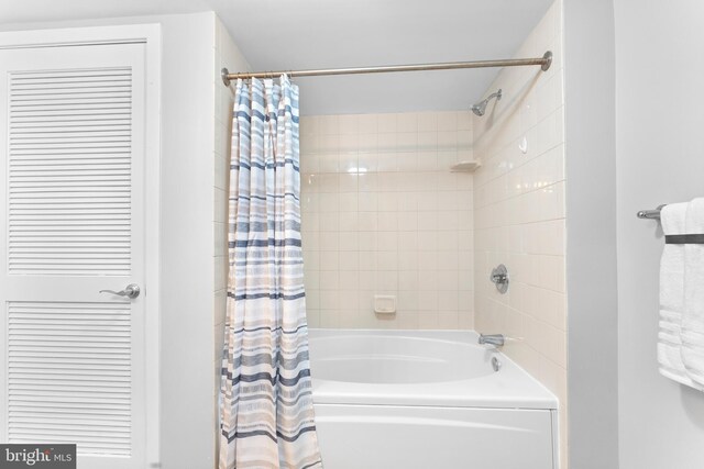 bathroom with shower / bath combo