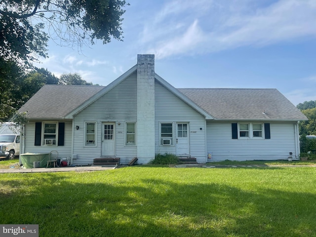 view of front of home featuring a front lawn