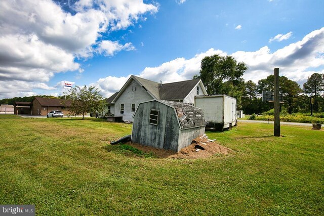 view of outdoor structure featuring a yard