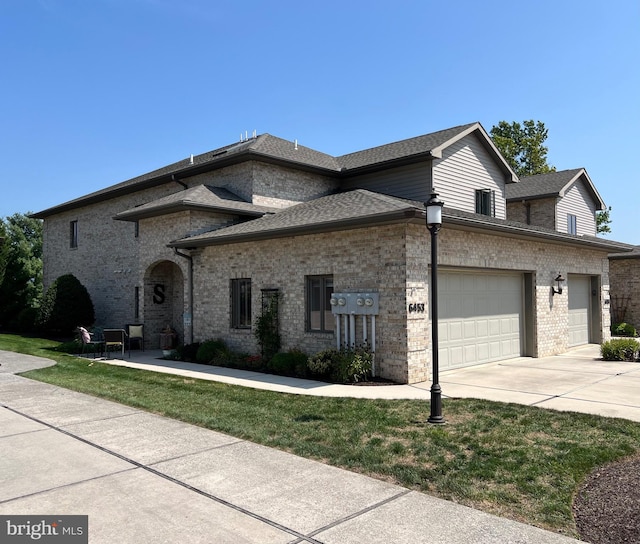 view of front facade featuring a garage and a front yard