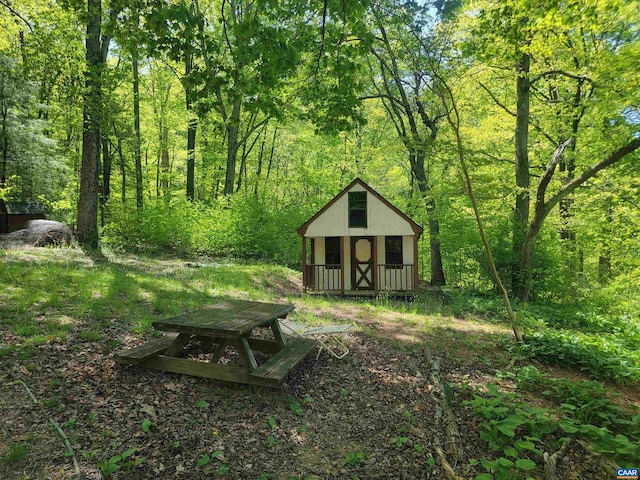 view of yard featuring an outbuilding