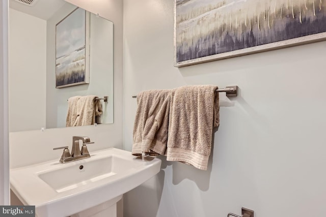 bathroom featuring a sink