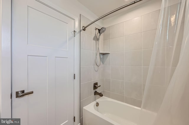 bathroom featuring shower / bath combo