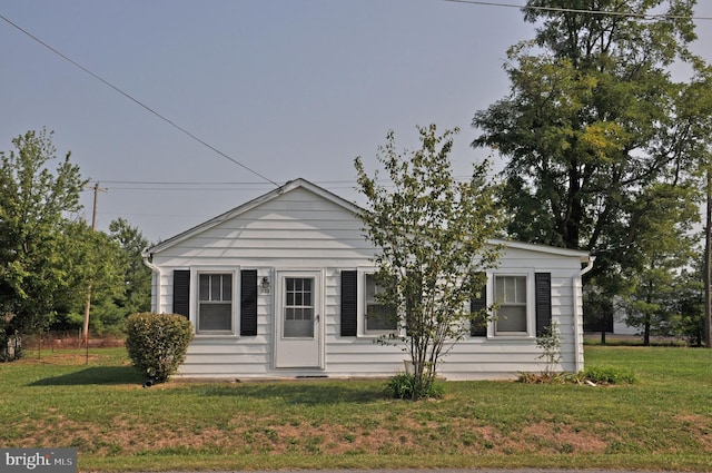 view of front of house featuring a front yard