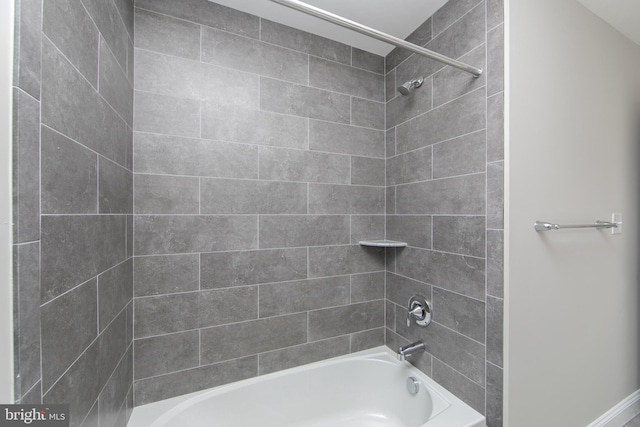 bathroom with tiled shower / bath combo