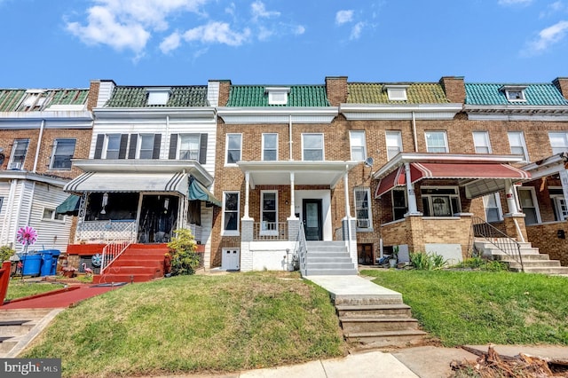 townhome / multi-family property with a front yard