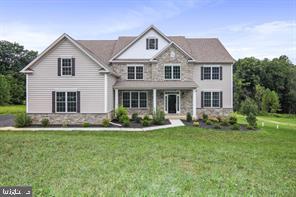 view of front facade with a front lawn