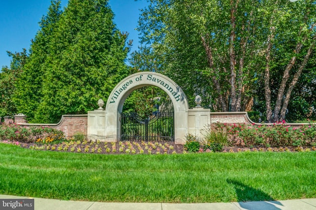 community sign with a yard