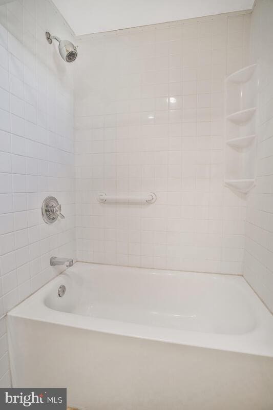 bathroom with tiled shower / bath