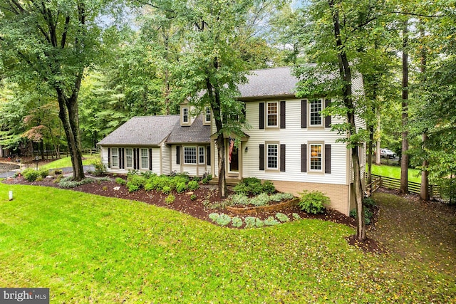 colonial house featuring a front lawn